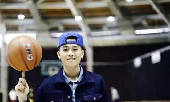 电脑背景欧豪,欧豪电脑背景下的青春风采